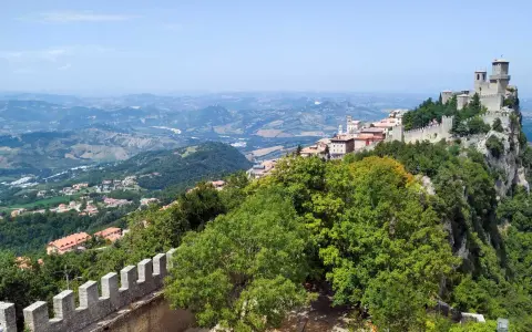Panoramica mozzafiato di San Marino, con le sue torri medievali che dominano il paesaggio collinare, un luogo da sogno vicino a Rimini.