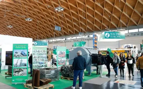 Fiera eco mondo rimini: macchinari per il riciclo e l'ambiente, con stand e visitatori.