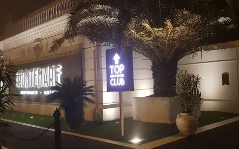 Ristorante Frontemare Rimini: insegna luminosa e cartello per il Top Show Dinner Club.