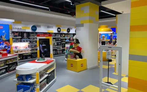 Un negozio LEGO pieno di set, con un personaggio pirata LEGO in primo piano. Sembra che ci siano anche delle "Befane" LEGO, pronte per le feste!