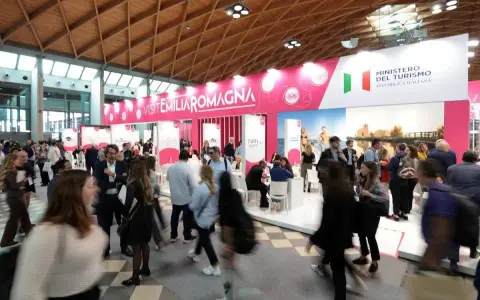 Folla alla fiera Rimini, stand "Visit Emilia Romagna" e Ministero del Turismo. Ottobre pieno di eventi.