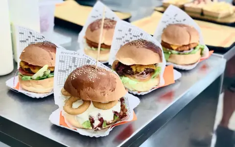 Deliziosi hamburger pronti per essere gustati in un fast food a Rimini. Freschi ingredienti e pane soffice.