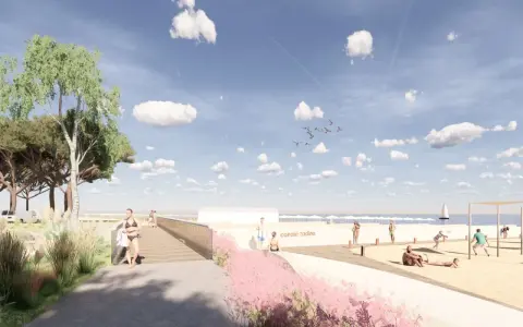 Passeggiata sul lungomare di Cesenatico Ponente, con persone che si godono la spiaggia e il mare sotto un cielo azzurro con nuvole bianche.