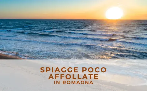 Tramonto su una spiaggia libera in Romagna, con onde che lambiscono la riva e il sole che illumina il mare.