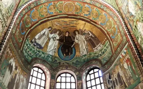 Mosaico bizantino con Cristo tra angeli, un capolavoro da vedere a Ravenna e dintorni.