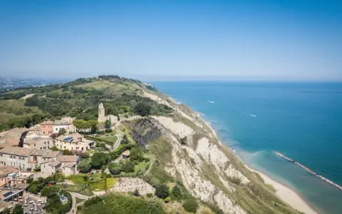 Panoramica del Parco San Bartolo: borgo con chiesa, scogliere a picco sul mare Adriatico e spiagge. Cosa vedere in questo incantevole angolo di costa.