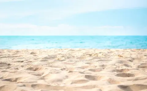 Sabbia dorata e mare azzurro sulla spiaggia di Levante Cesenatico. Un invito a rilassarsi sotto il sole.
