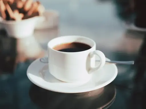 Un caffè fumante e biscotti per una perfetta colazione a Rimini.