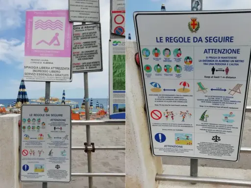 Cartelli informativi su una spiaggia libera attrezzata a Rimini, con regole per il distanziamento sociale e l'uso degli spazi.