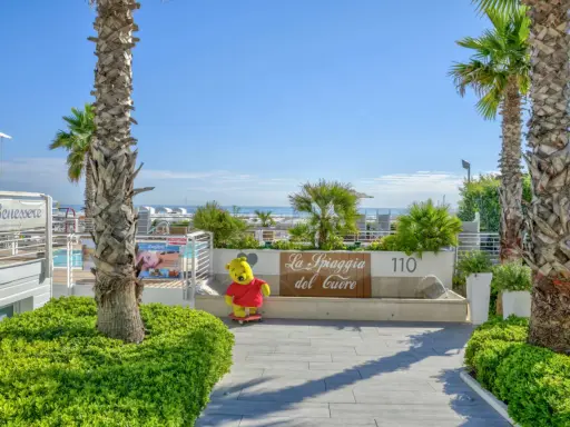 Un simpatico Winnie the Pooh su skateboard accoglie i visitatori al bagno 110 Riccione, "La Spiaggia del Cuore".
