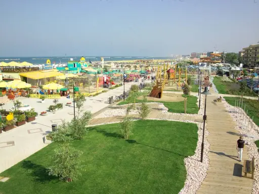 Un'area giochi e una passeggiata sul lungomare di Cesenatico, perfette per scoprire cosa fare a Cesenatico con i bambini.