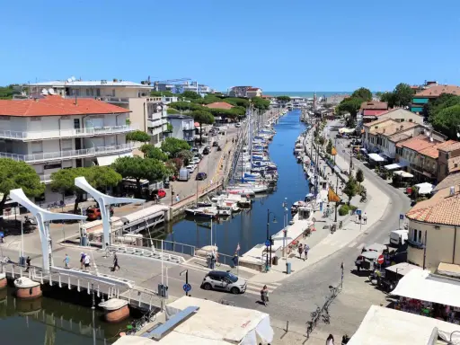Porto Canale di Cervia, un luogo incantevole da esplorare. Barche ormeggiate, case colorate e un ponte moderno, tutto da scoprire tra le cose da vedere a Cervia.