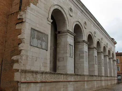 Il Tempio Malatestiano, capolavoro di Leon Battista Alberti, mostra la sua facciata in pietra bianca con archi e decorazioni.