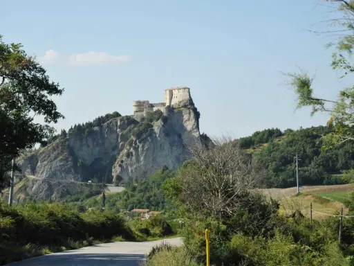 Fortezza medievale su uno sperone roccioso, un gioiello da scoprire tra le cose da vedere in Riviera Romagnola.