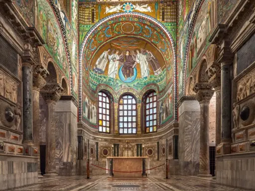 Interno di San Vitale, Ravenna. Mosaici bizantini narrano la storia di Ravenna, riassunto visivo di un impero.