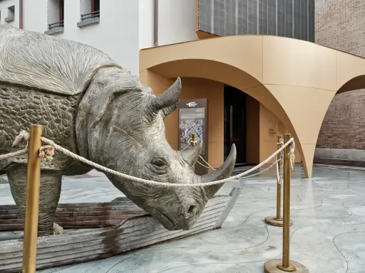 Scultura di rinoceronte in una barca, davanti al Fellini Museum di Rimini.