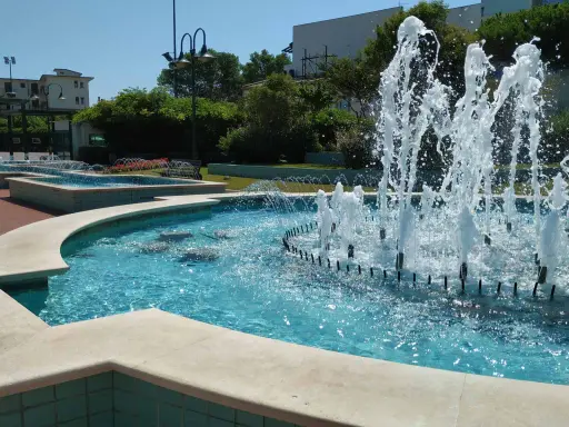 Le fontane danzanti di Cattolica creano uno spettacolo d'acqua scintillante sotto il sole.