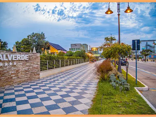 Passeggiata serale sul lungomare Valverde di Cesenatico, con il suo caratteristico pavimento a scacchi e le luci soffuse.