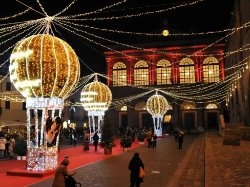 Luci natalizie illuminano Rimini, perfette per scoprire cosa visitare a Rimini e dintorni in inverno.