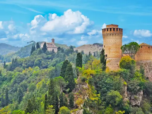 Torre medievale e borghi antichi immersi nel verde, un paesaggio incantevole nei borghi medievali vicino a Cesenatico.