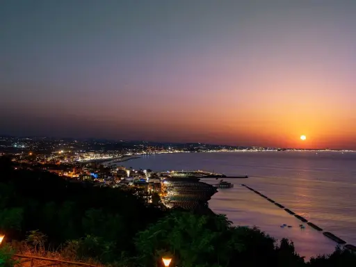 Tramonto su Gabicce Mare. Luci della città accese, un invito a scoprire cosa fare a Gabicce Mare la sera, tra passeggiate sul lungomare e cene vista mare.