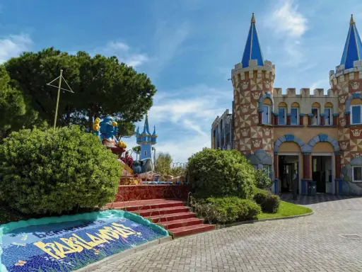 Castello fiabesco con draghetto azzurro e mosaico "Benvenuti a Fiabilandia". Un'idea per cosa fare a Rimini con i bambini.