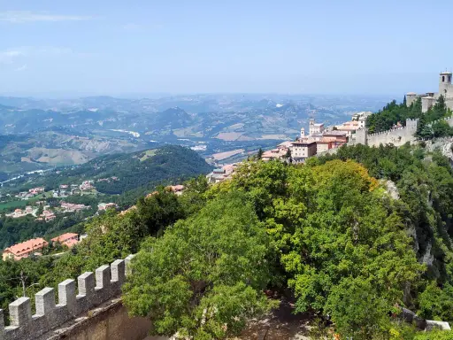 Panoramica mozzafiato di San Marino, con le sue torri medievali che dominano il paesaggio collinare, un luogo da sogno vicino a Rimini.