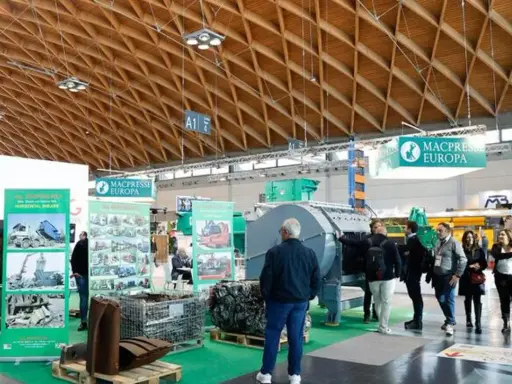 Fiera eco mondo rimini: macchinari per il riciclo e l'ambiente, con stand e visitatori.