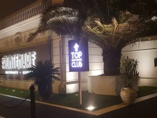 Ristorante Frontemare Rimini: insegna luminosa e cartello per il Top Show Dinner Club.
