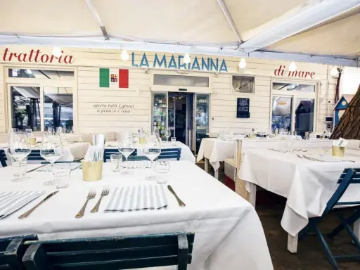 Tavoli apparecchiati per un pranzo all'aperto in uno dei ristoranti Rimini sul mare, "La Marianna".