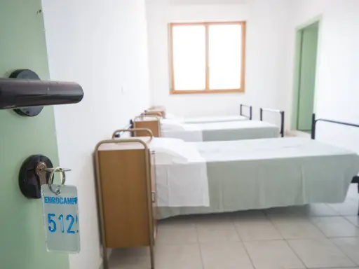 La chiave con il numero 512 del vostro alloggio all'Eurocamp Cesenatico è appesa alla porta. La stanza è semplice, con letti singoli pronti per accogliervi.