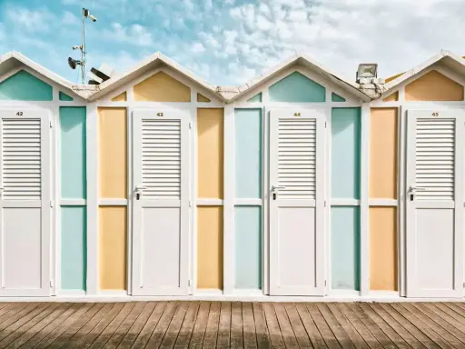 Cabine colorate sulla spiaggia, perfette per scoprire cosa fare a Riccione. Un'estate di sole e divertimento ti aspetta!
