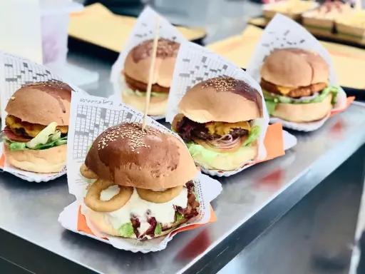 Deliziosi hamburger pronti per essere gustati in un fast food a Rimini. Freschi ingredienti e pane soffice.