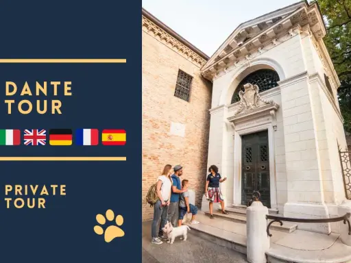 Famiglia in visita al Sepolcreto di Dante a Ravenna, con guida. Tour privati disponibili in varie lingue.
