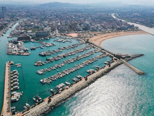 Vista aerea del porto turistico di Rimini, con centinaia di barche ormeggiate. Un paesaggio suggestivo, ideale per una gita fuori porta il 25 aprile.