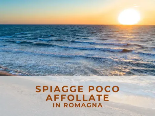 Tramonto su una spiaggia libera in Romagna, con onde che lambiscono la riva e il sole che illumina il mare.