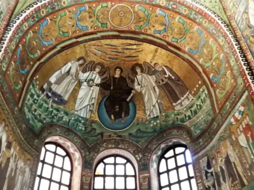 Mosaico bizantino con Cristo tra angeli, un capolavoro da vedere a Ravenna e dintorni.