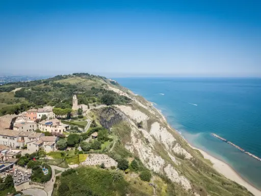 Panoramica del Parco San Bartolo: borgo con chiesa, scogliere a picco sul mare Adriatico e spiagge. Cosa vedere in questo incantevole angolo di costa.