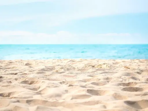 Sabbia dorata e mare azzurro sulla spiaggia di Levante Cesenatico. Un invito a rilassarsi sotto il sole.