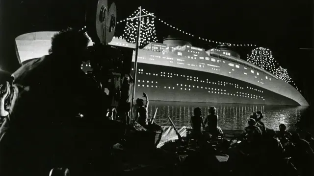 Sul set di Amarcord, una nave illuminata di notte, con cinepresa in primo piano.