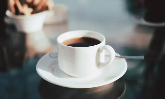 Un caffè fumante e biscotti per una perfetta colazione a Rimini.