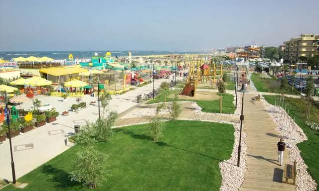 Un'area giochi e una passeggiata sul lungomare di Cesenatico, perfette per scoprire cosa fare a Cesenatico con i bambini.