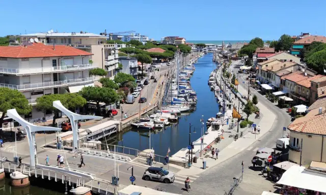 Porto Canale di Cervia, un luogo incantevole da esplorare. Barche ormeggiate, case colorate e un ponte moderno, tutto da scoprire tra le cose da vedere a Cervia.