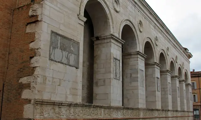 Il Tempio Malatestiano, capolavoro di Leon Battista Alberti, mostra la sua facciata in pietra bianca con archi e decorazioni.
