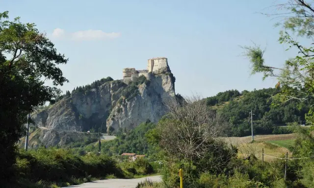 Fortezza medievale su uno sperone roccioso, un gioiello da scoprire tra le cose da vedere in Riviera Romagnola.