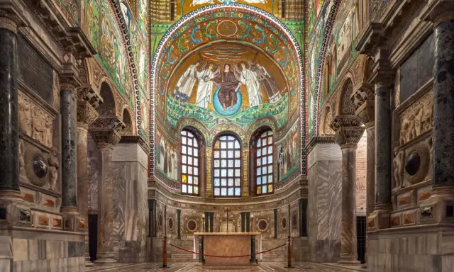 Interno di San Vitale, Ravenna. Mosaici bizantini narrano la storia di Ravenna, riassunto visivo di un impero.