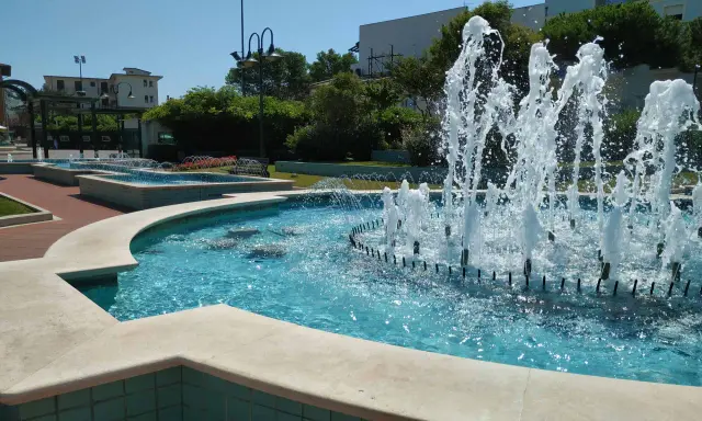 Le fontane danzanti di Cattolica creano uno spettacolo d'acqua scintillante sotto il sole.