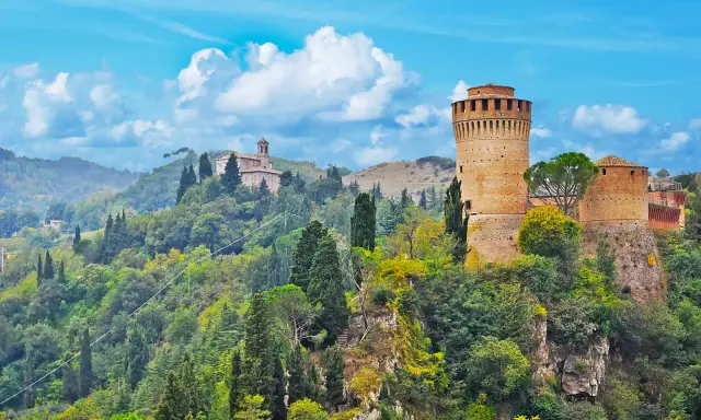 Torre medievale e borghi antichi immersi nel verde, un paesaggio incantevole nei borghi medievali vicino a Cesenatico.