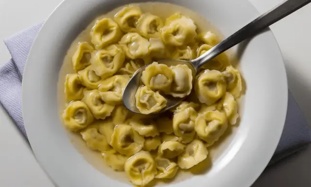Tortellini in brodo, un classico da provare se ti chiedi cosa mangiare a Ravenna. Un piatto caldo e confortante.