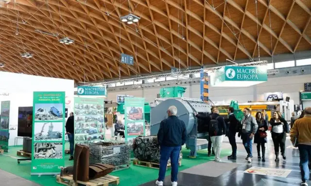 Fiera eco mondo rimini: macchinari per il riciclo e l'ambiente, con stand e visitatori.